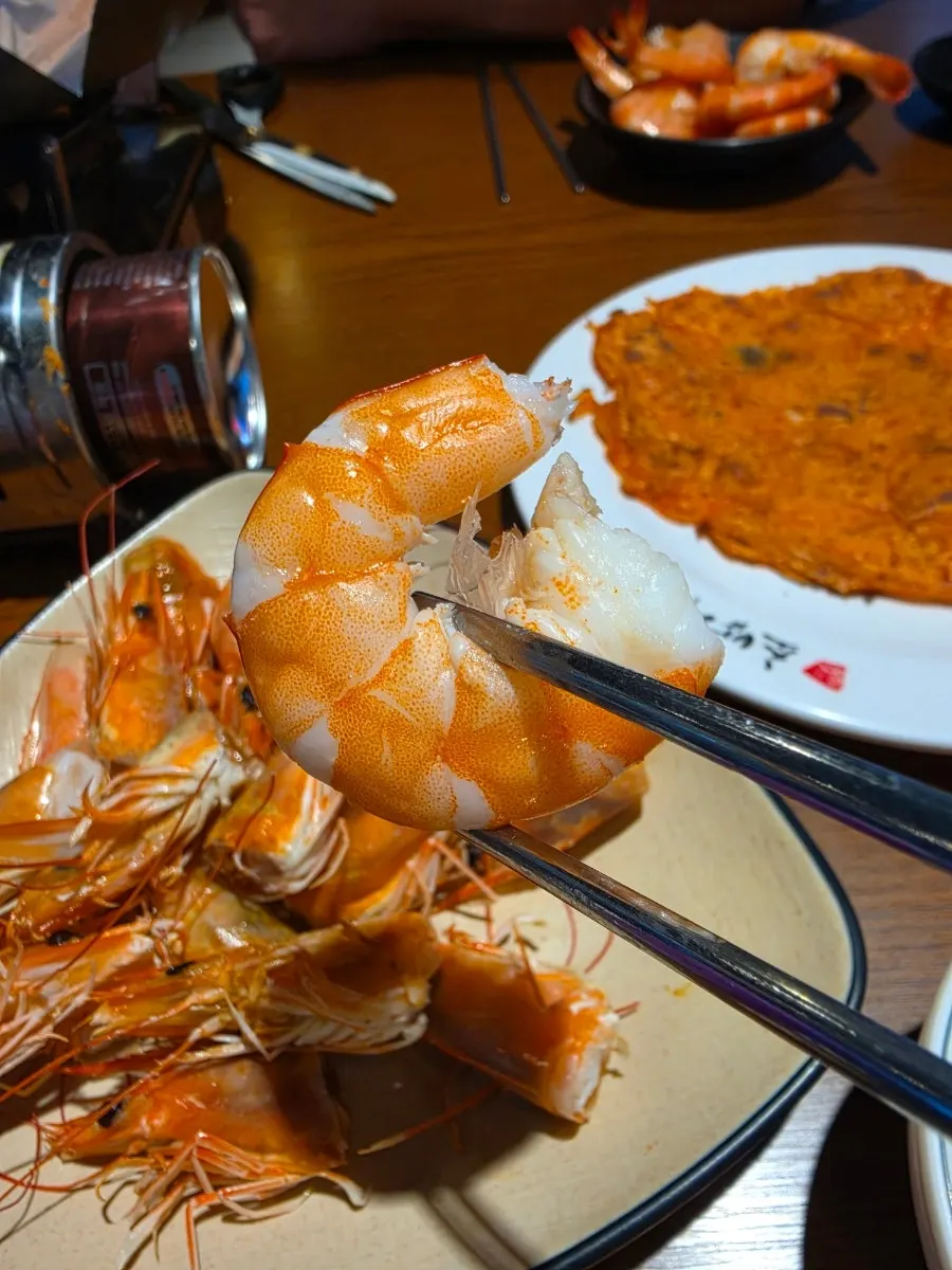 냄비에 담겨 익어가는 새우소금구이