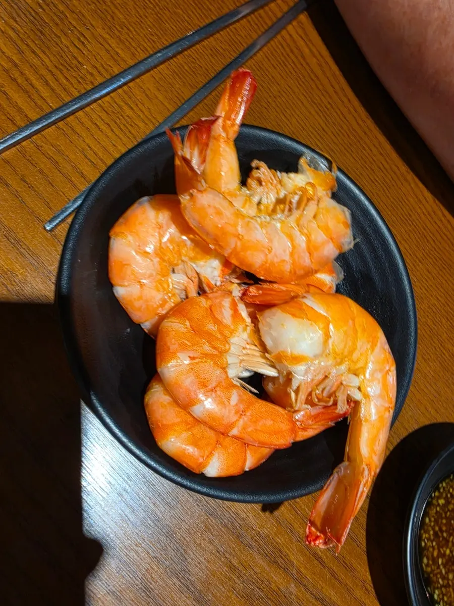 붉게 익은 대하 소금구이