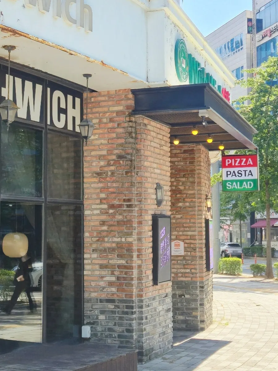 Withwich sandwich with iced Americano