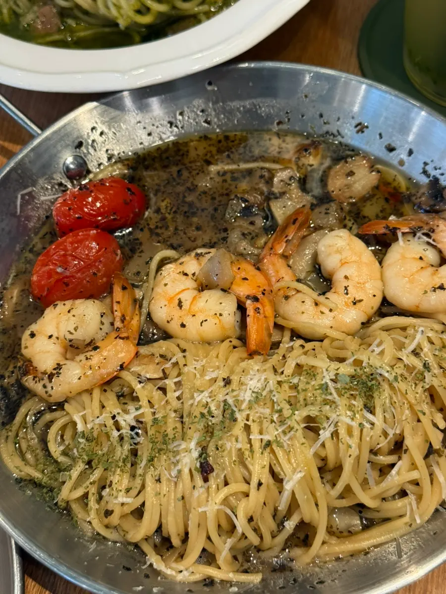 Noodles of the gambas pasta soaked in oil sauce
