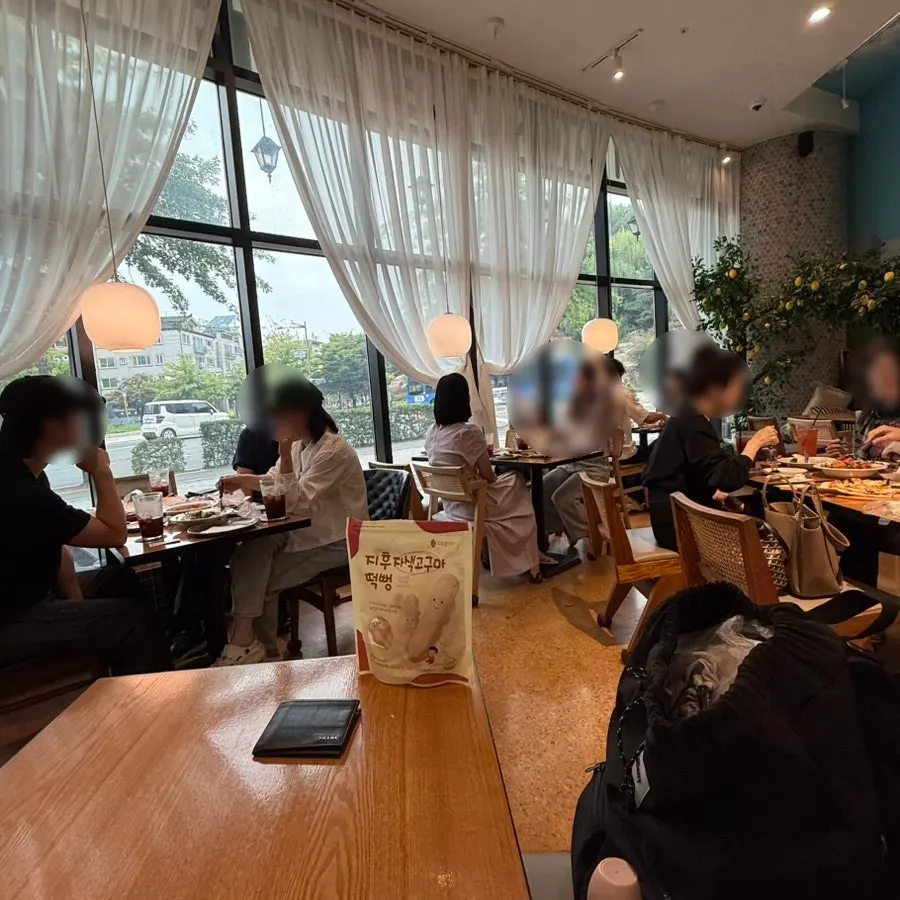 테이블 간격이 넓은 매장 좌석