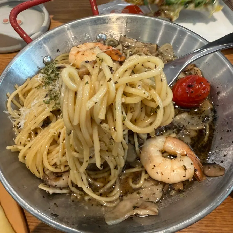 감바스 오일파스타 한 접시