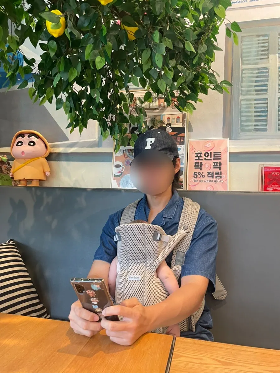 창가 레몬나무 아래 자리와 벽 그림