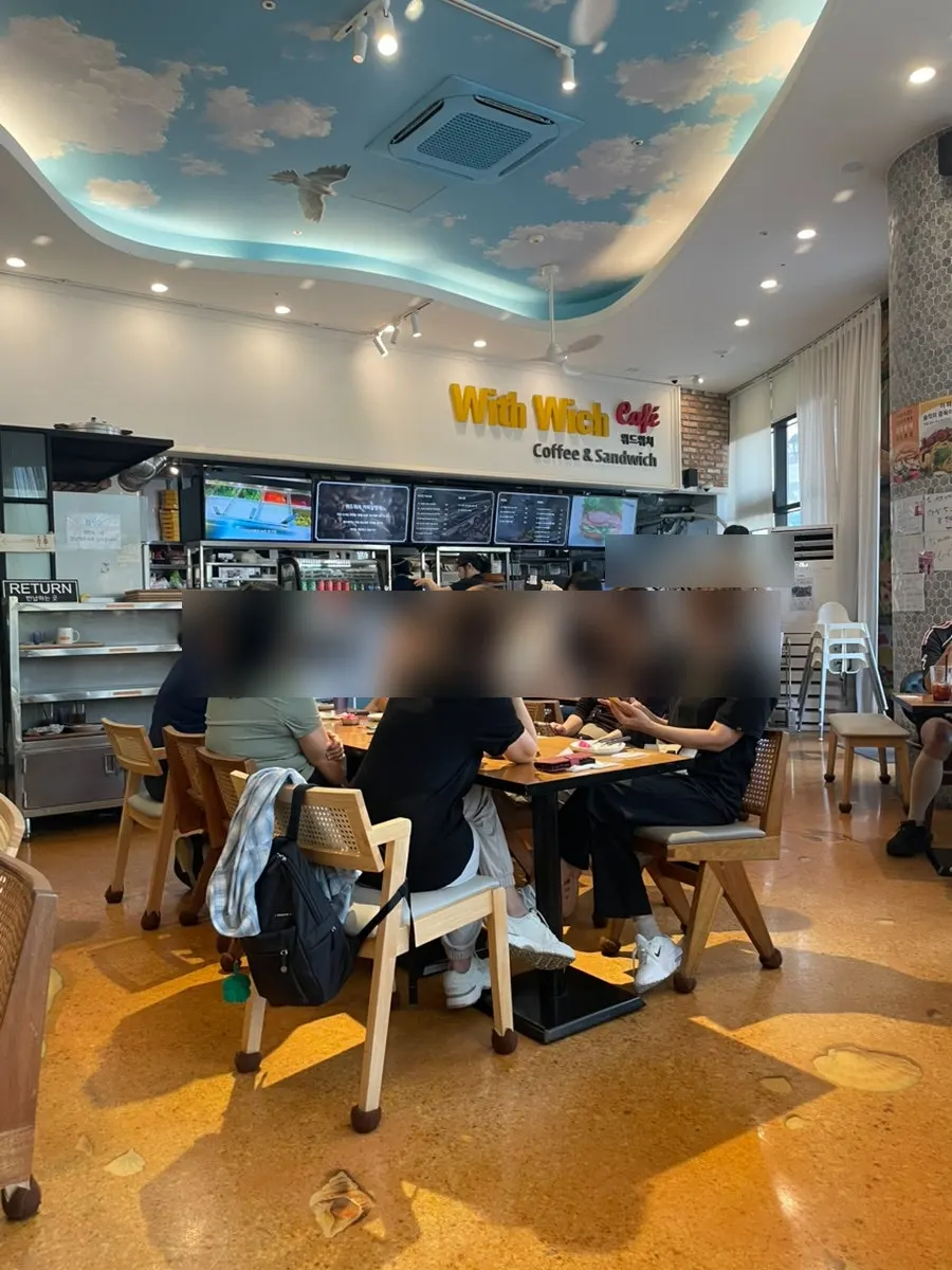테이블 간격이 넉넉한 구석 자리