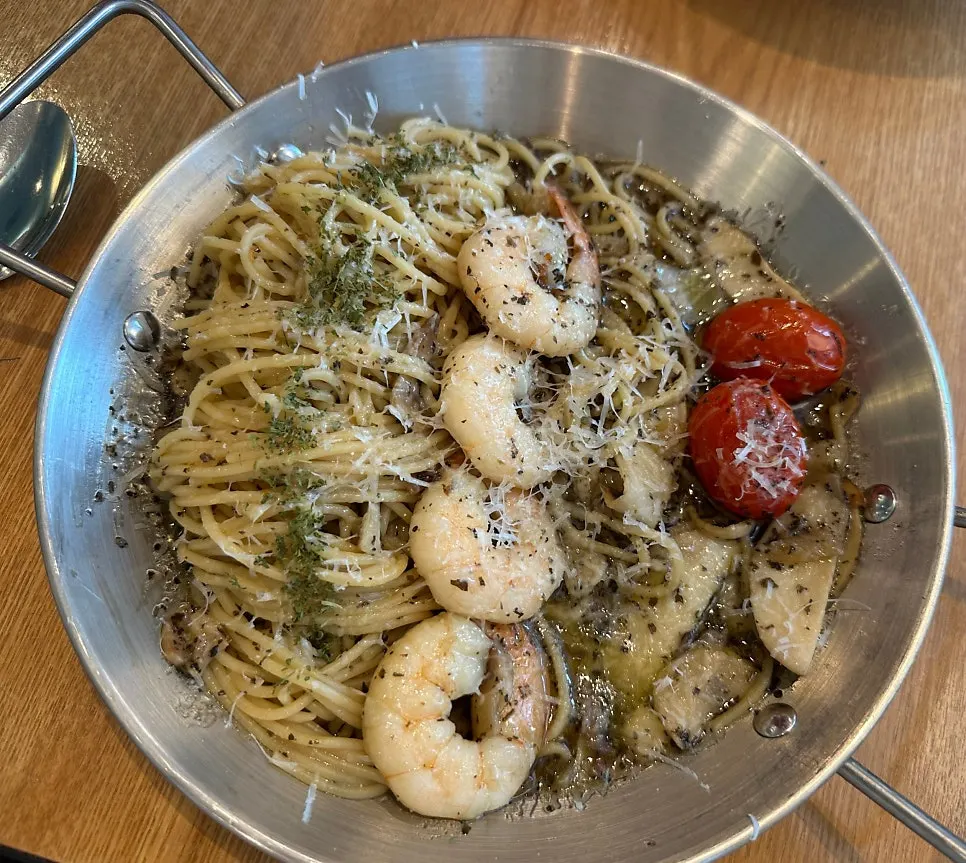Carbonara showing mushrooms and bacon