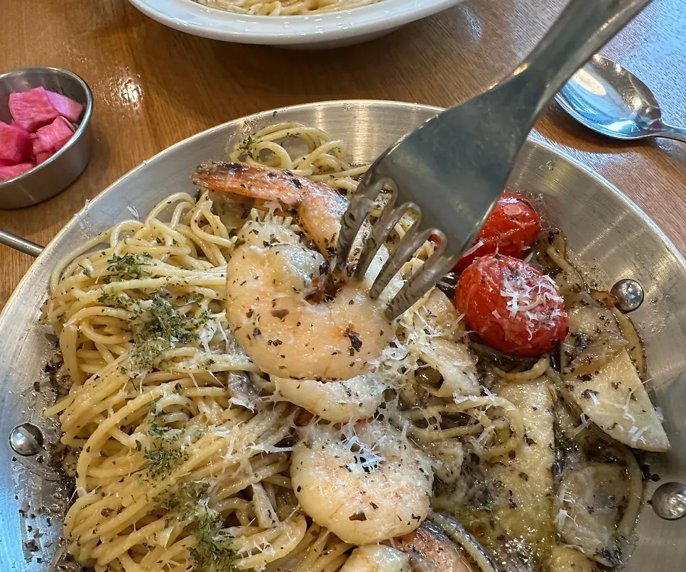 Gambas oil pasta with shrimp