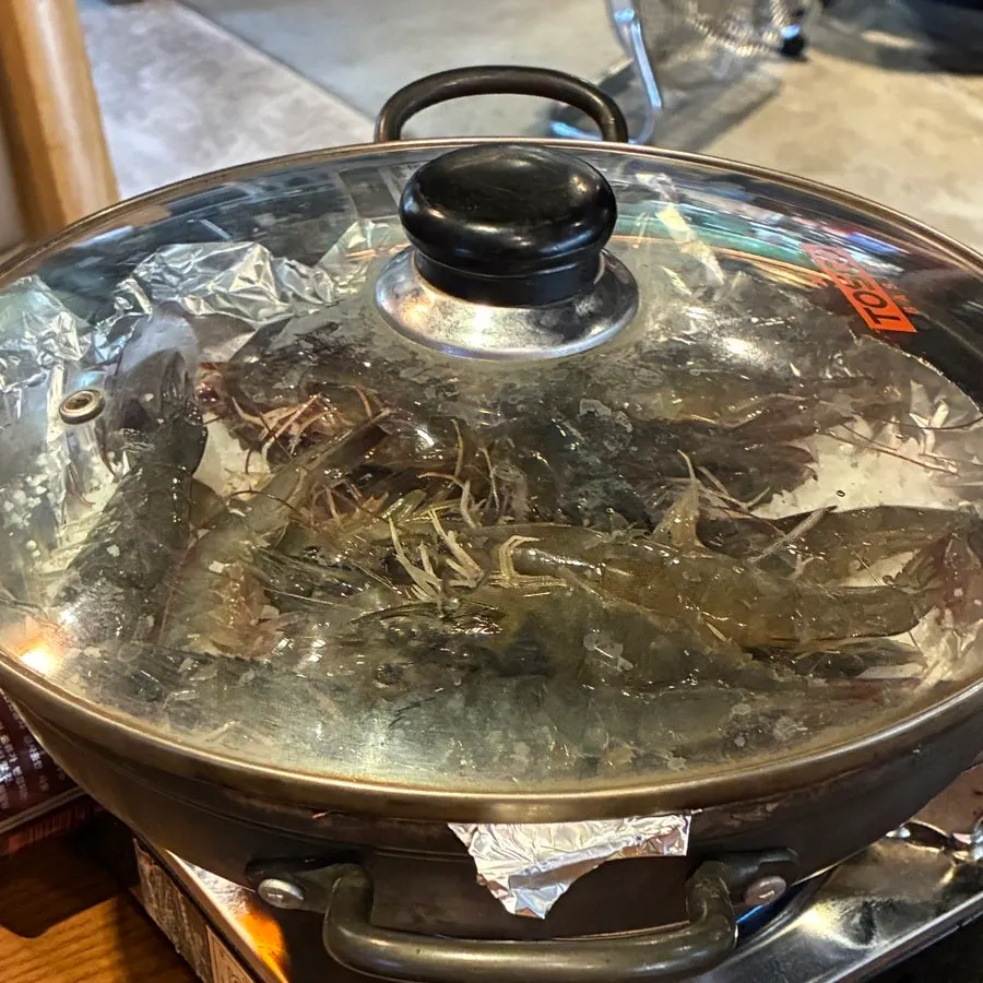 Raw salt-grilled shrimp set on the griddle