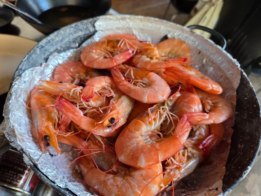 Live shrimp placed in a pot lined with salt