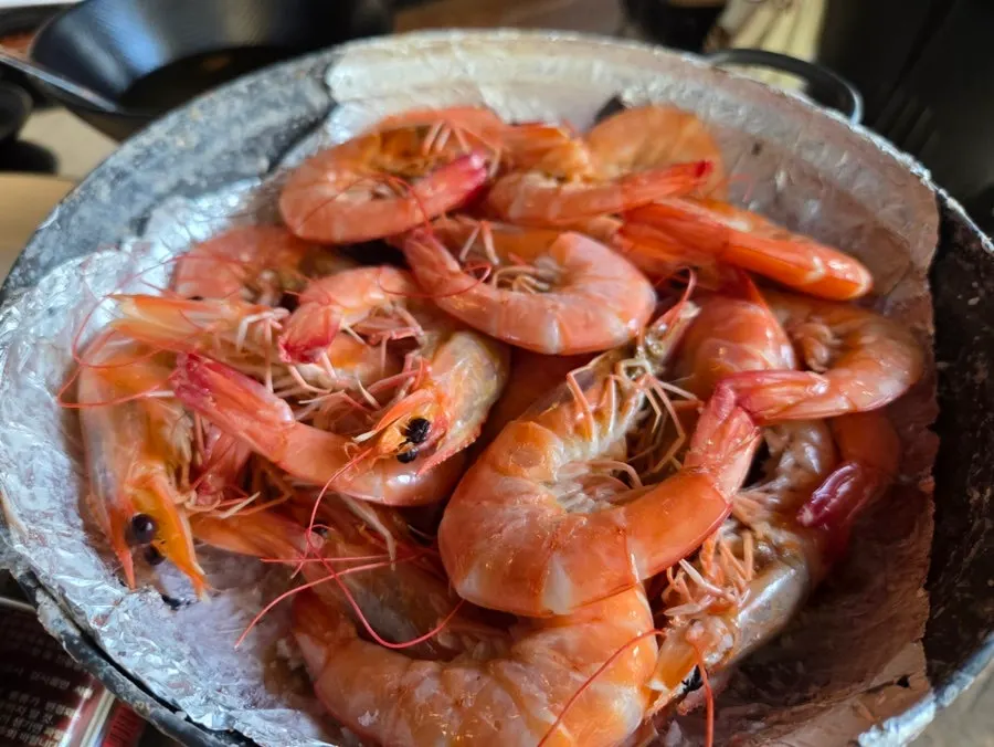 Peeled plump shrimp meat from the salt-grill