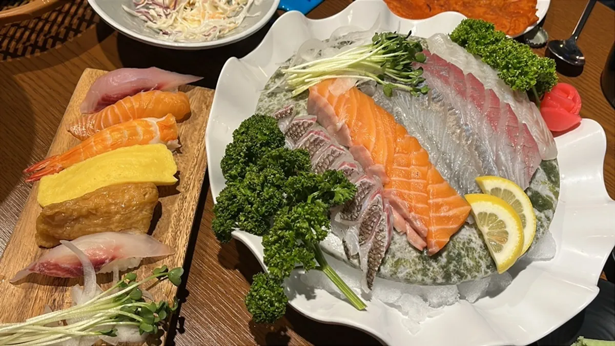 야장 테이블에 올린 맥주