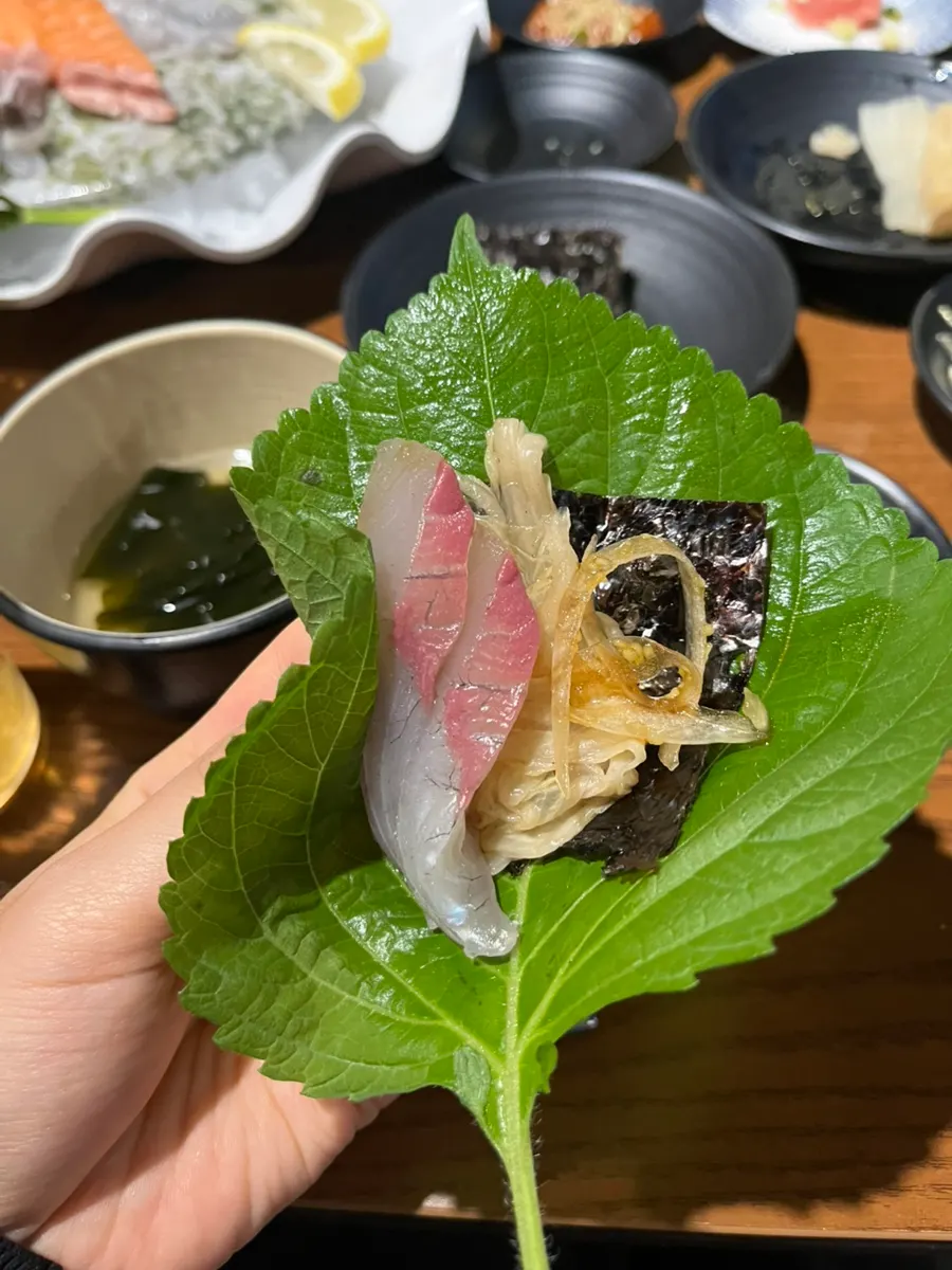 접시에 담긴 모듬회 5종