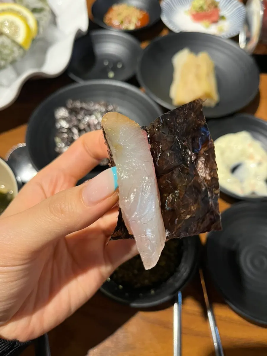 깻잎과 쌈장을 곁들인 회