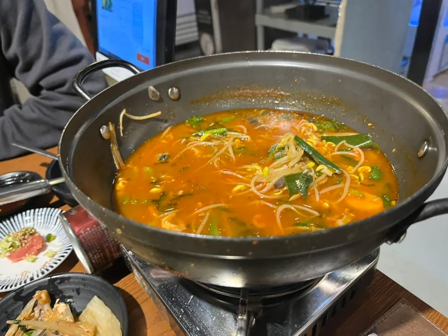 마늘과 깻잎을 넣은 매운탕