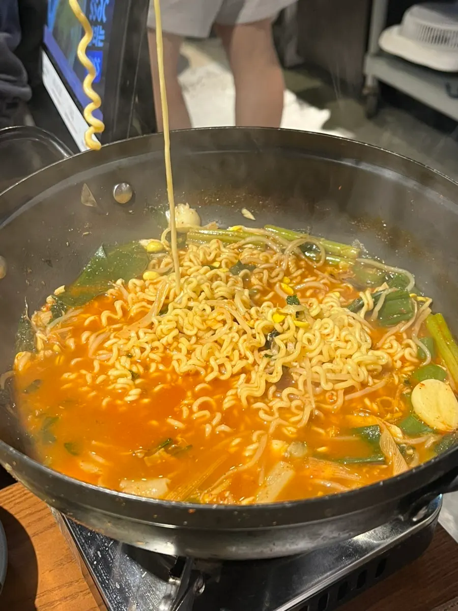 라면사리를 넣은 매운탕 한 그릇