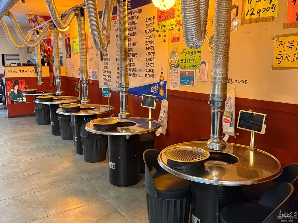 Bahagian dalam restoran daging dengan brazier arang ber suasana retro