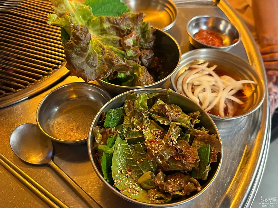 Set lauk sampingan untuk dimakan bersama daging