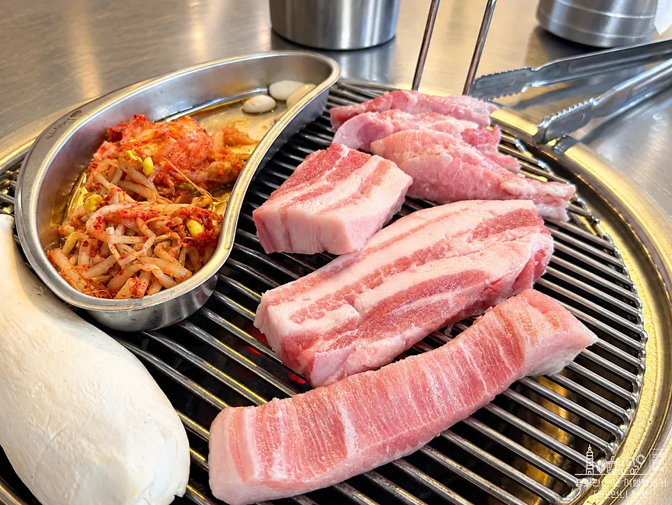 Samgyeopsal dan scallop dipanggang di atas arang