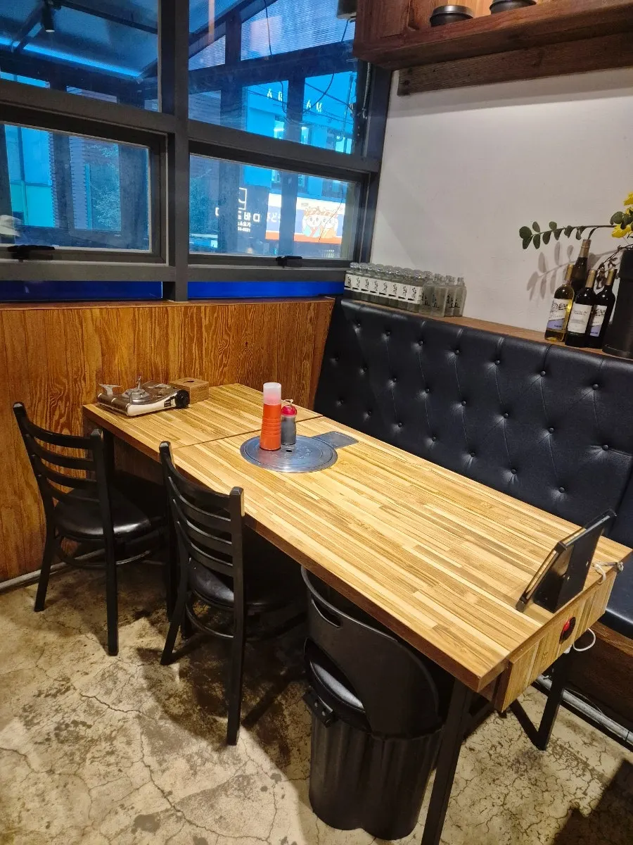 Varied seating with a terrace-like feel