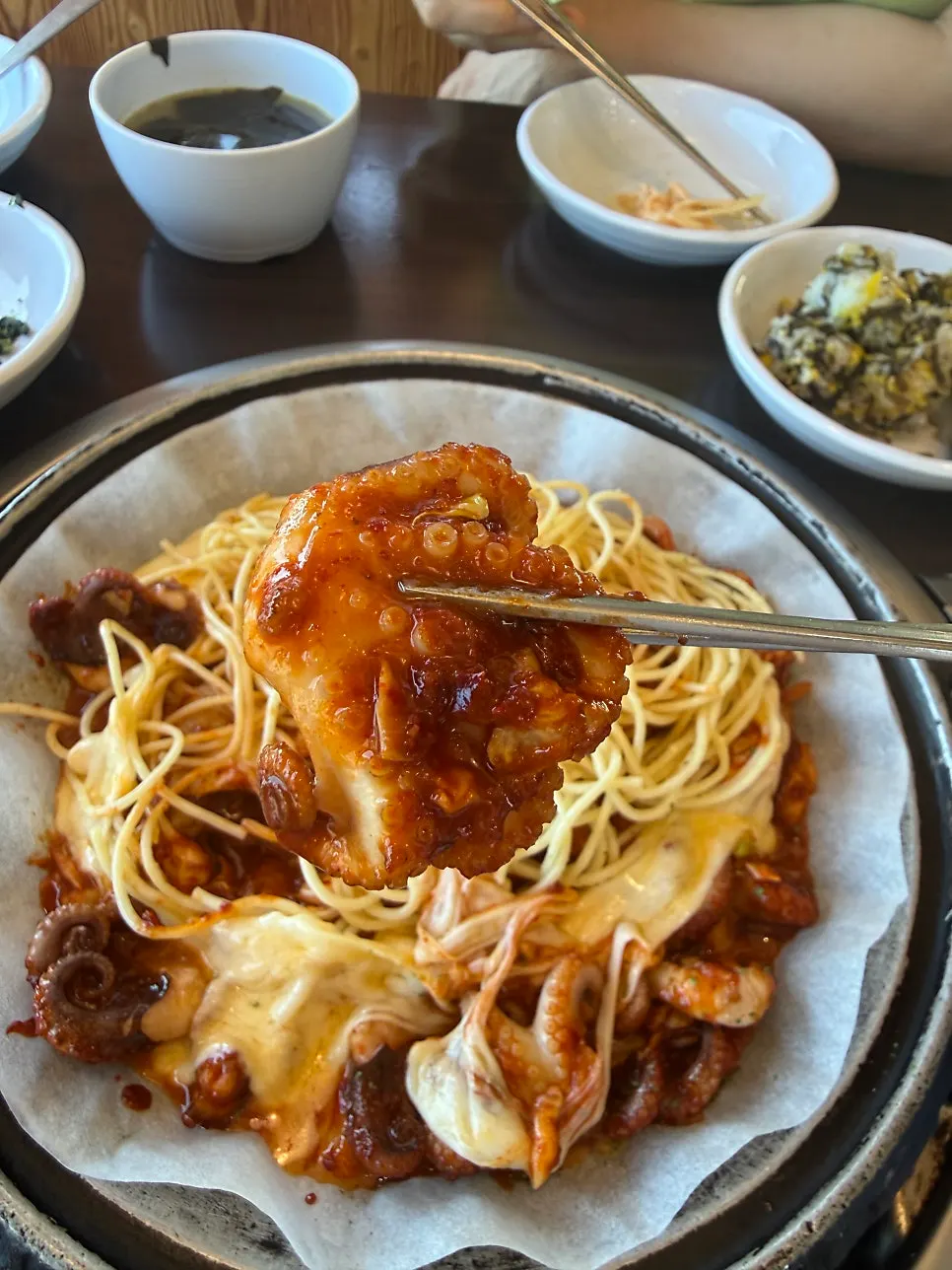 치즈와 파스타면을 곁들인 쭈치파