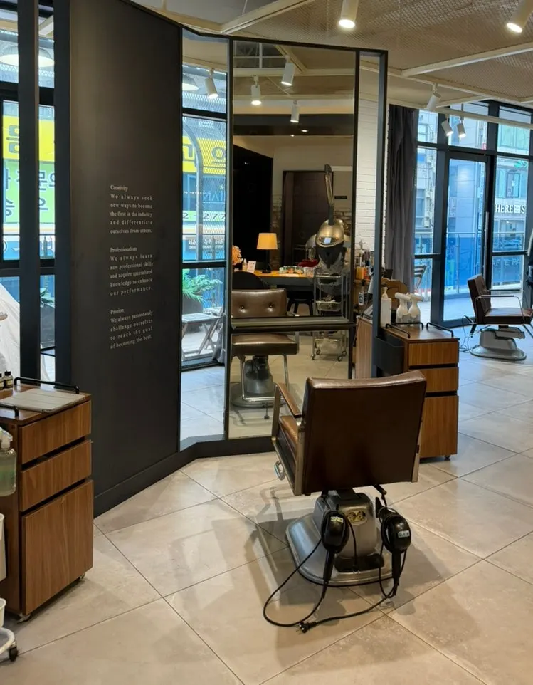 Mirror and treatment chairs at Juno Hair Guwol-dong Rodeo Branch