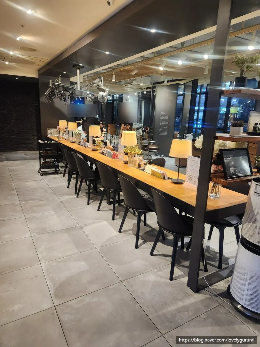 Interior of Juno Hair Guwol-dong Rodeo Branch with wood interior