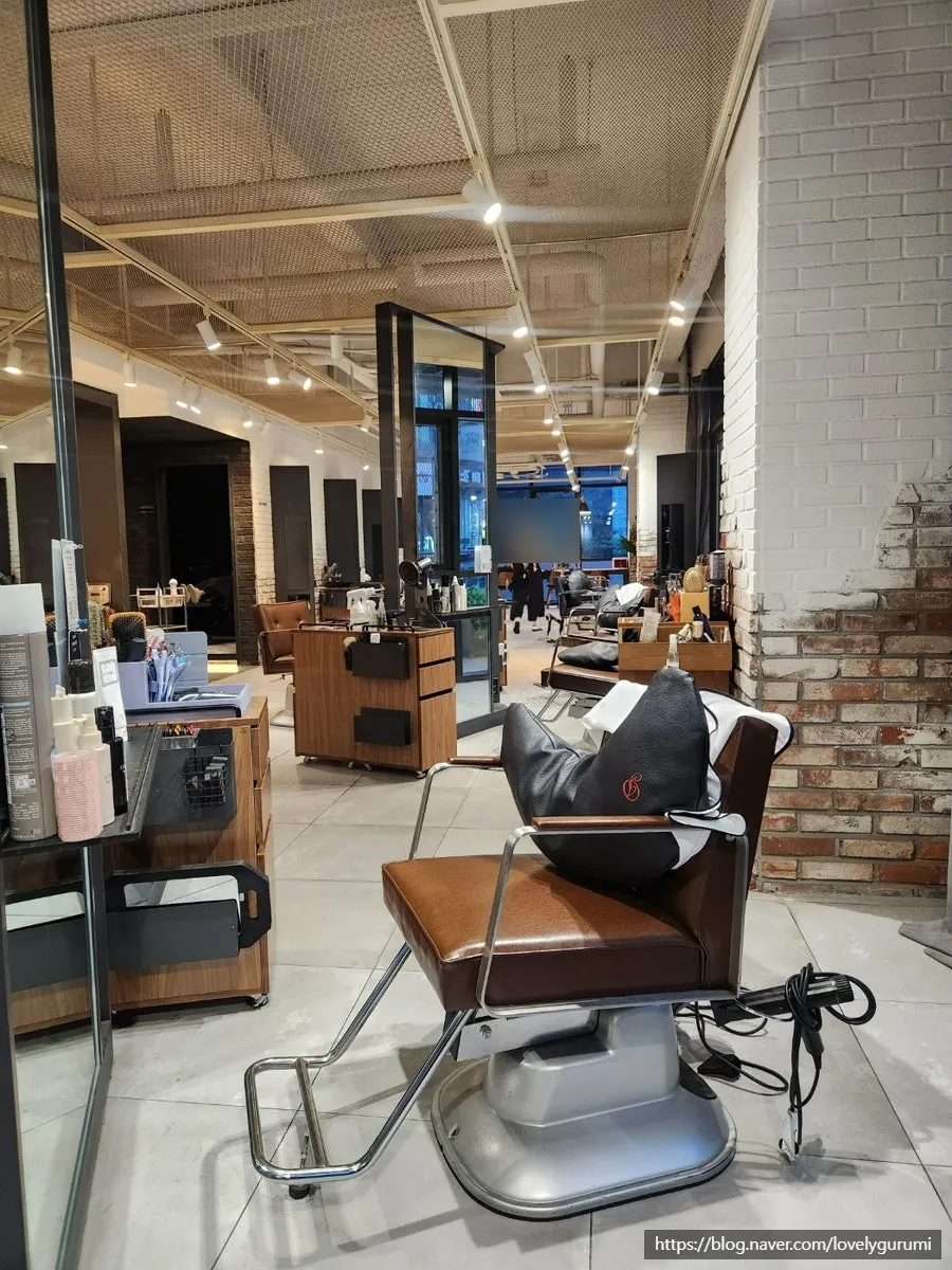 Service area with large windows at Juno Hair Guwol-dong Rodeo Branch