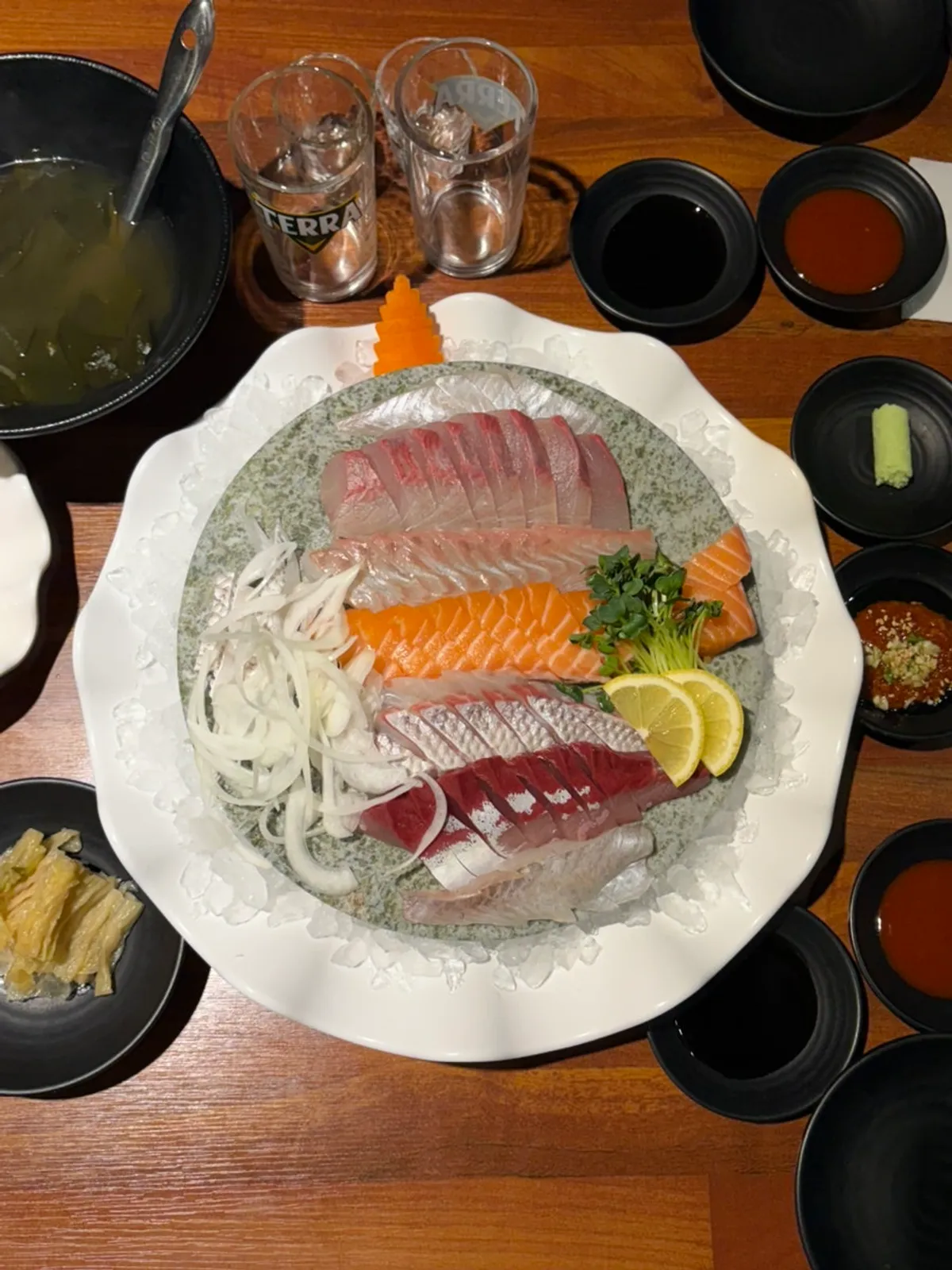 차가운 돌 접시에 나온 모듬회