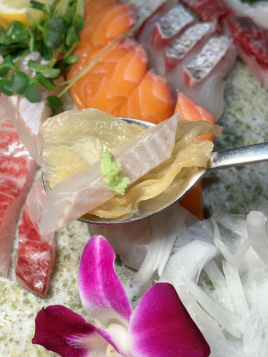 백김치를 올린 광어회