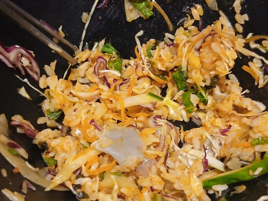 Large hoe-deopbap with raw fish and vegetables