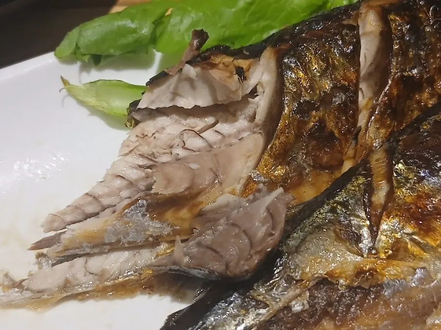 Golden and moist grilled saury