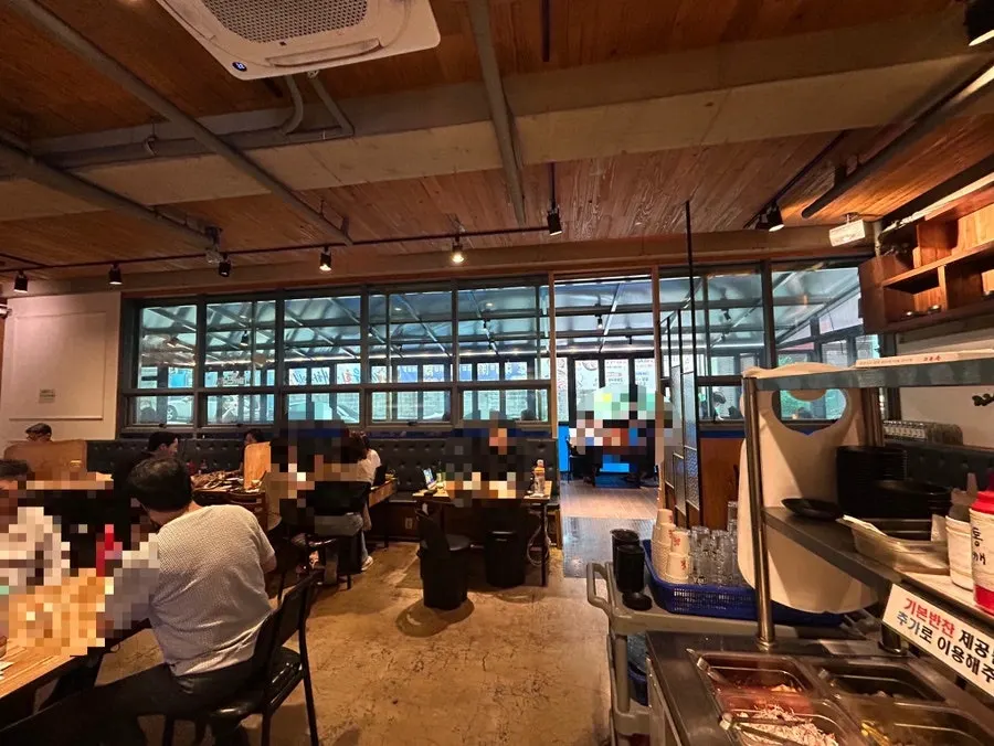 Bàn ghế và chỗ ngồi bên trong quán sashimi
