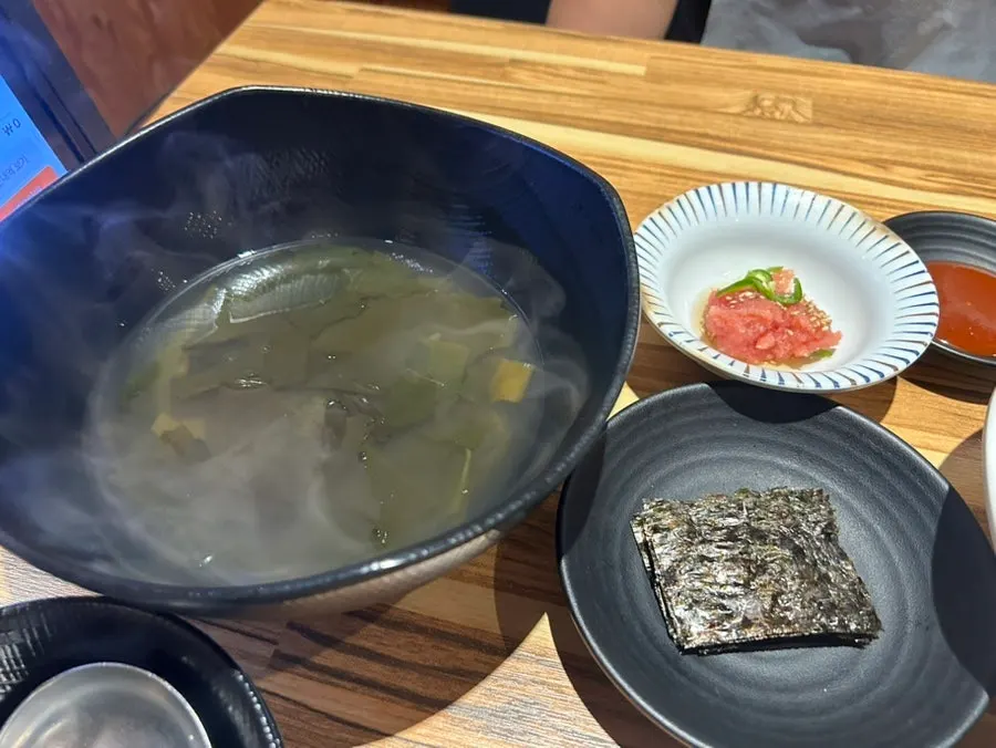 Canh rong biển nấu với cá minh thái đi kèm