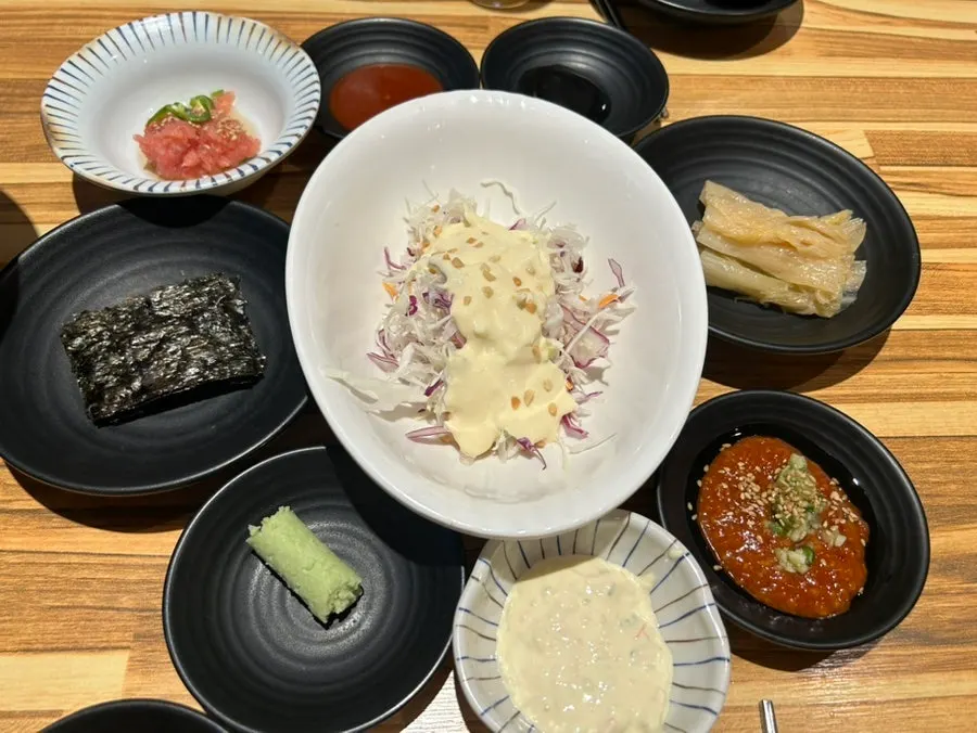 Wasabi, tương đen và trứng cá minh thái ăn kèm sashimi