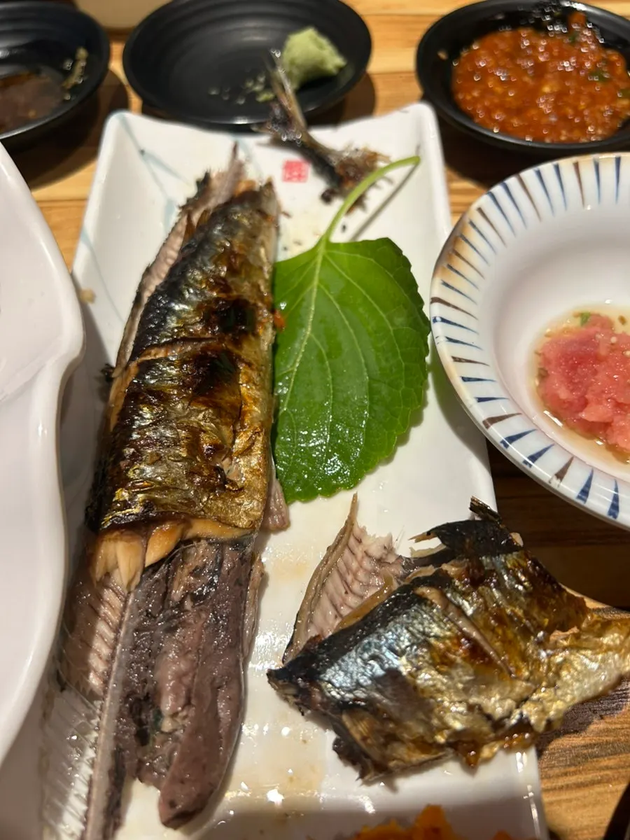 Sashimi ăn kèm rong biển và trứng cá minh thái