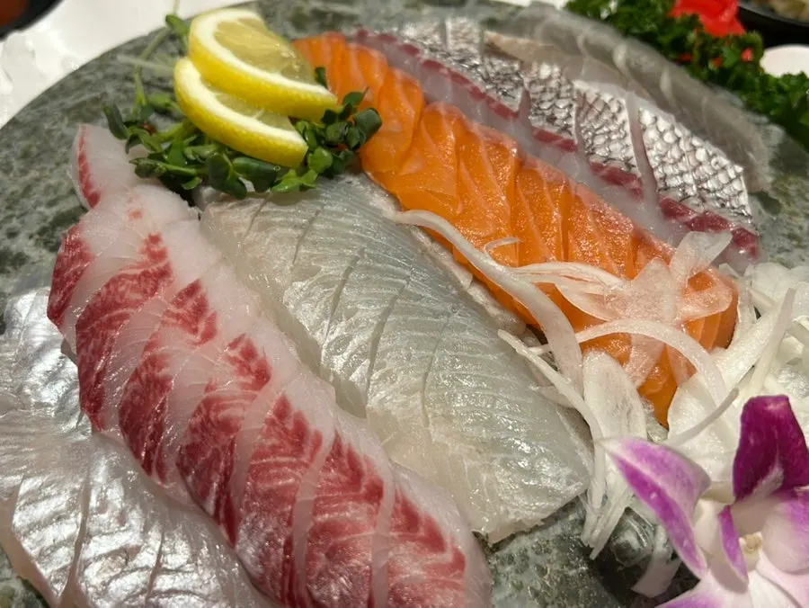 Đĩa sashimi thập cẩm dày miếng