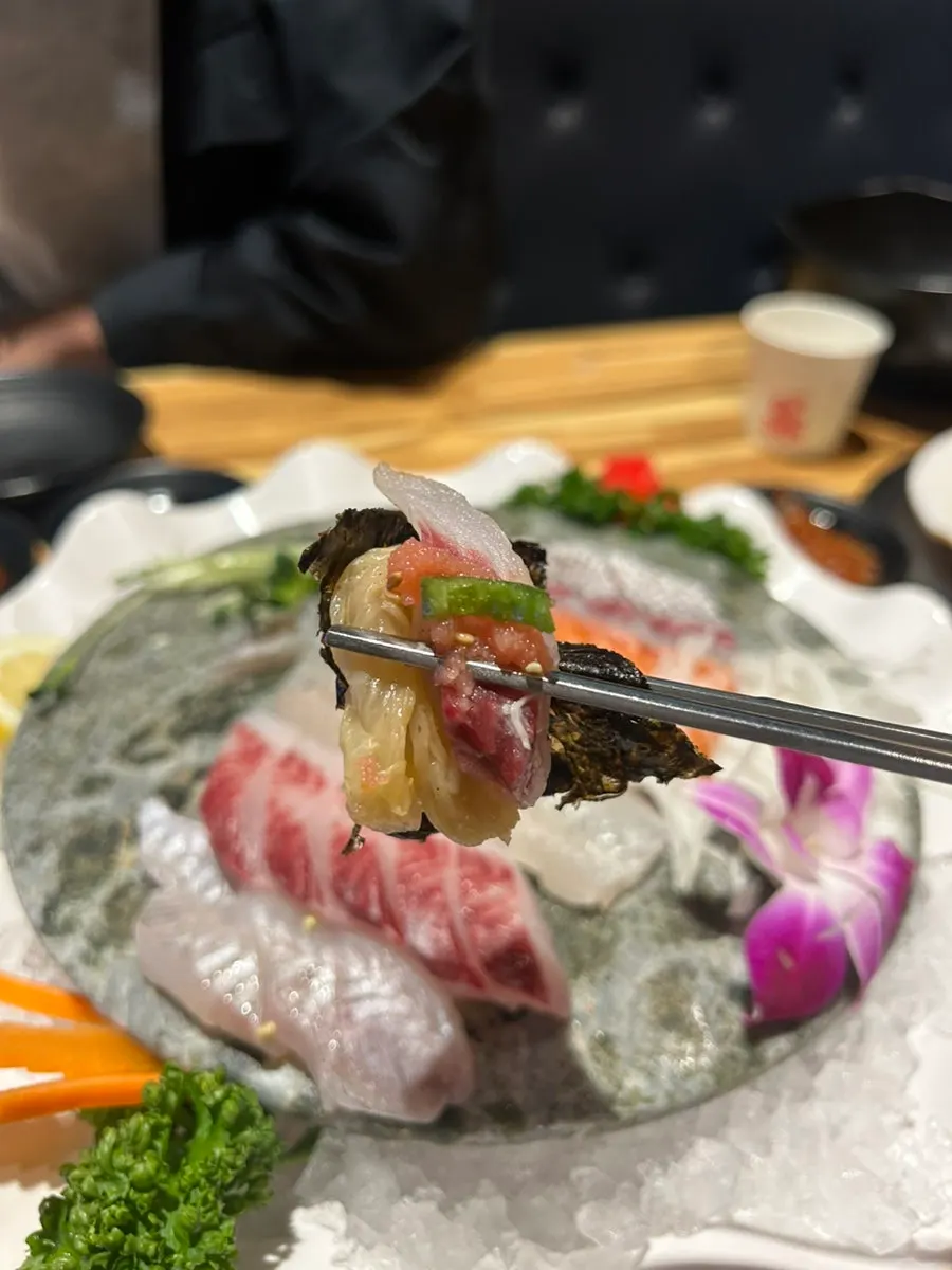 Sashimi chấm wasabi xì dầu