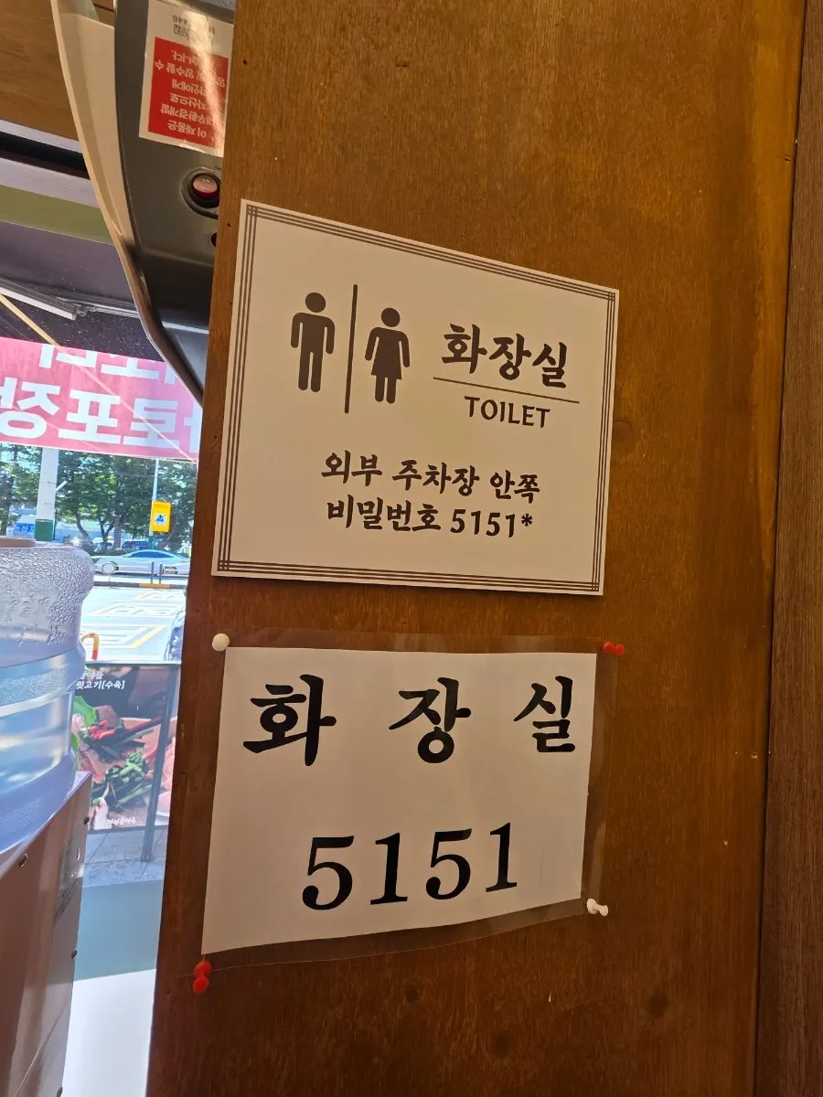 매장 내부 통로와 테이블 전경