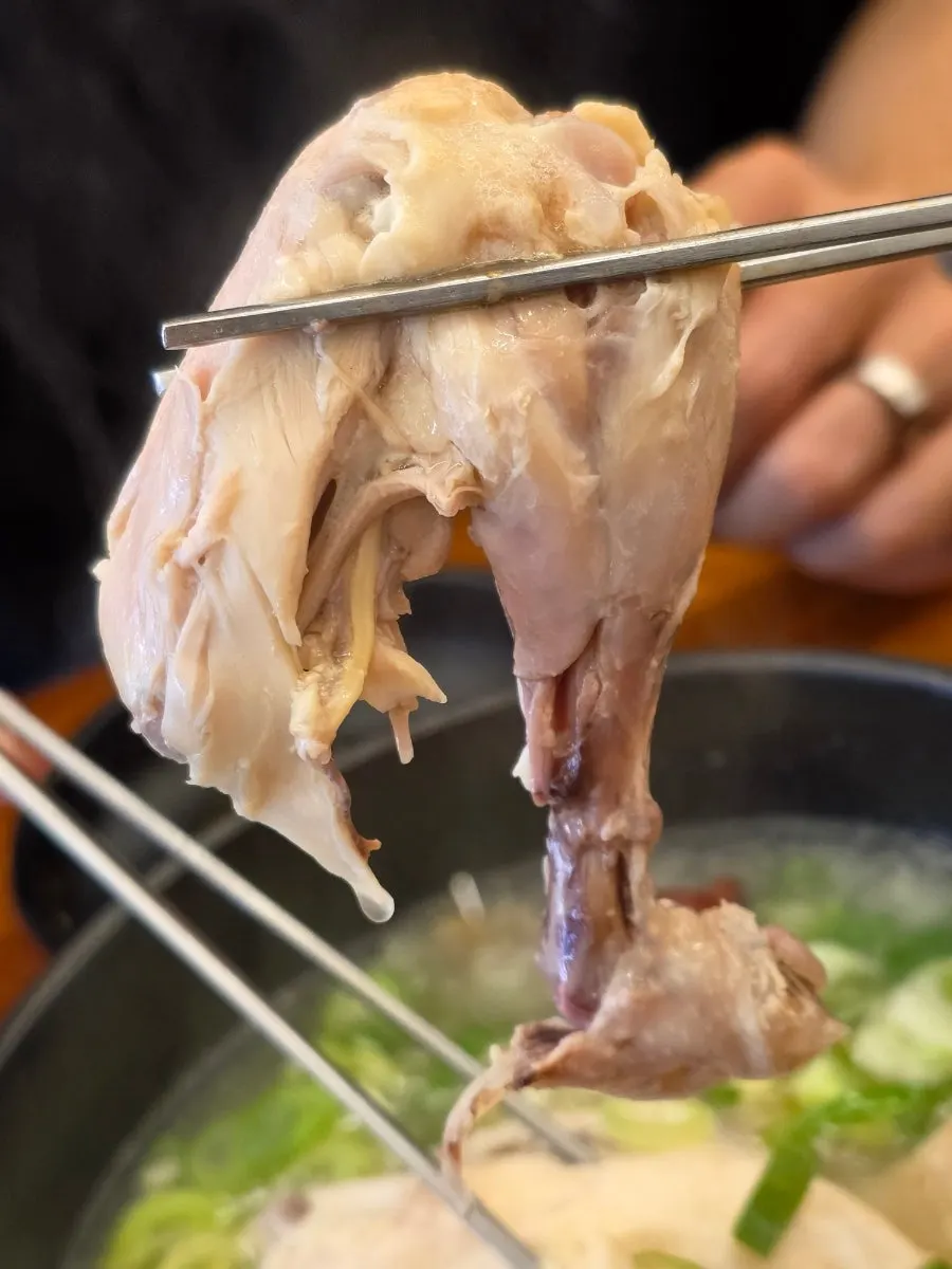 뚝배기에 담겨 나온 삼계탕