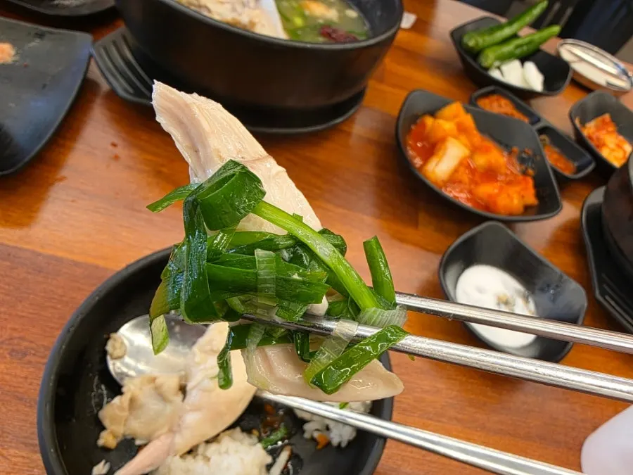 삼계탕 닭고기를 발라낸 모습