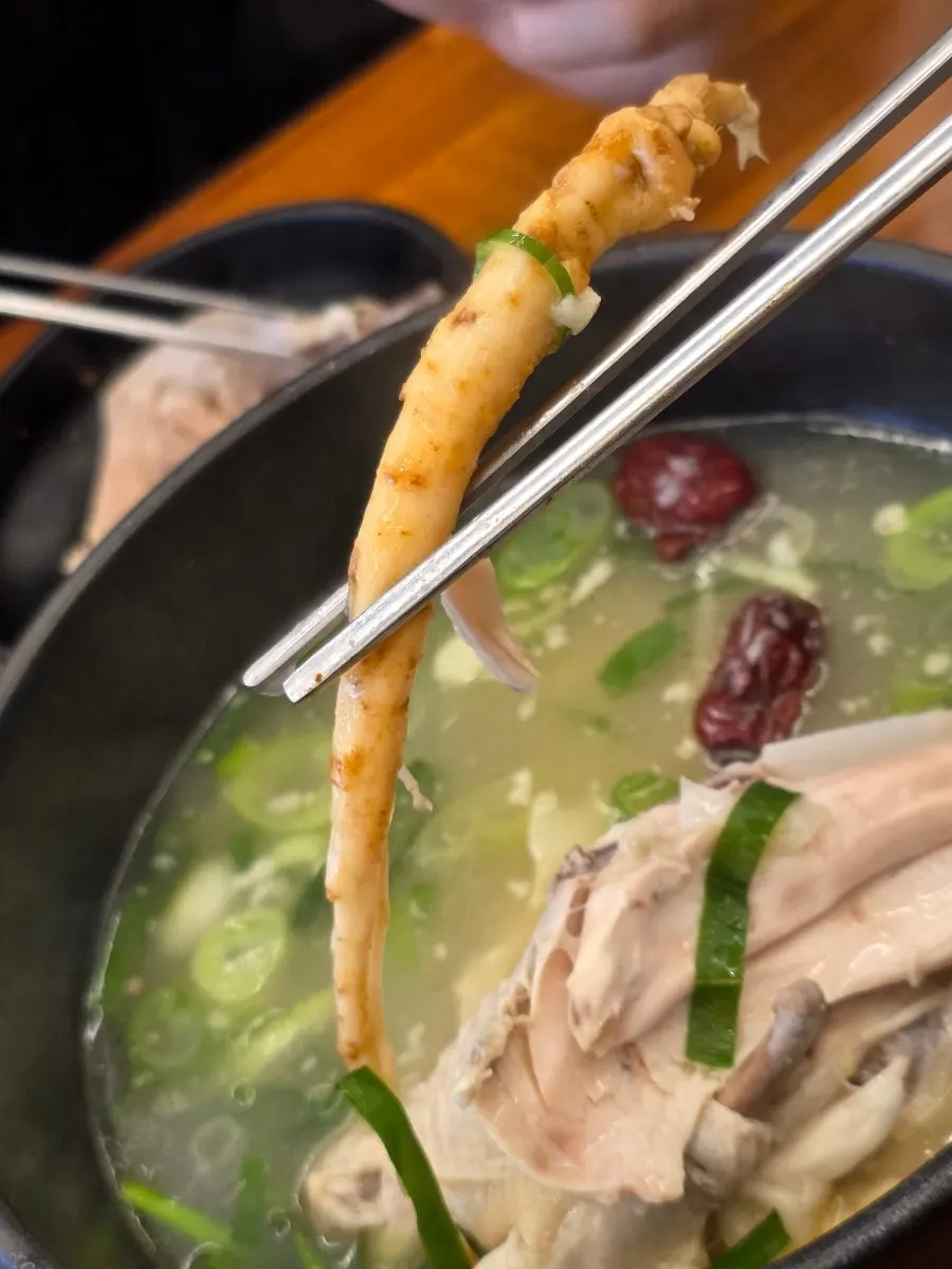 얼큰순대국과 삼계탕을 함께 놓은 테이블