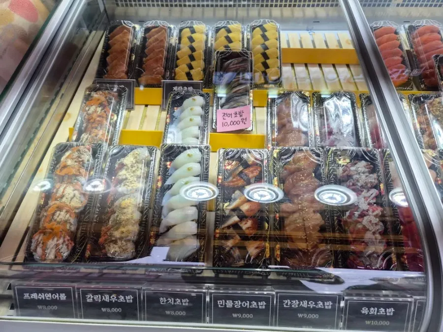 Sushi display being maintained