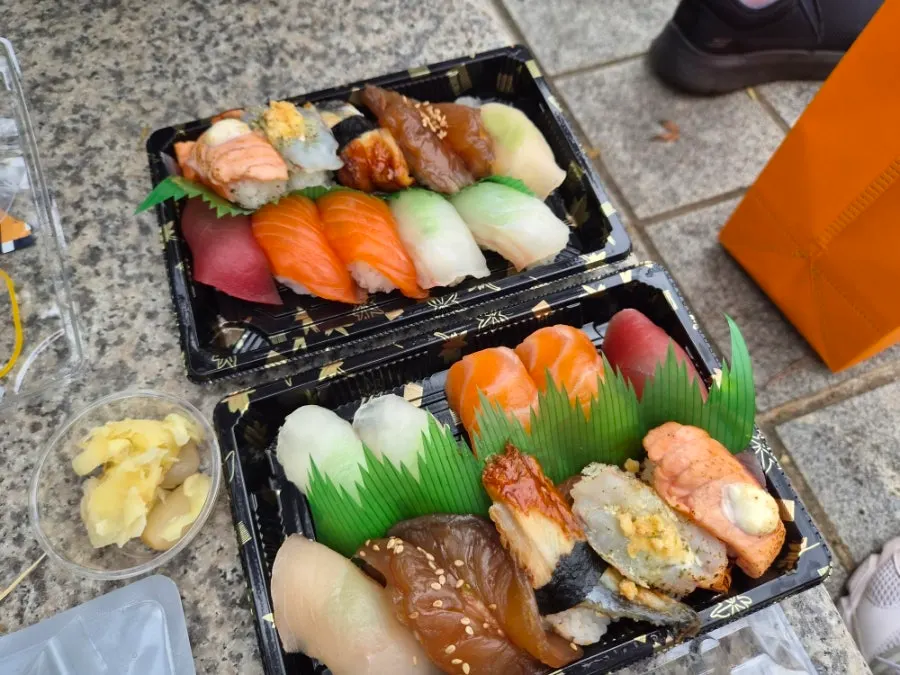 Sushi topped with slices of fish