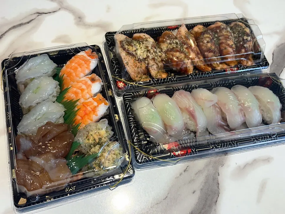 Sushi takeout with a soy sauce tray and broth soup