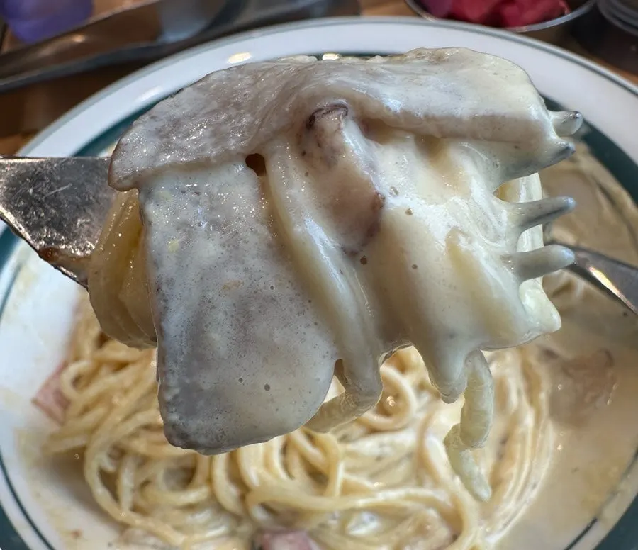 Carbonara with bacon and mushrooms