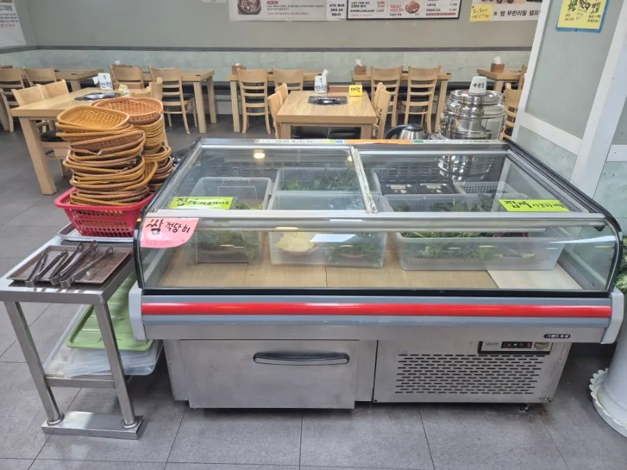 Self-serve bar for picking up wrap vegetables