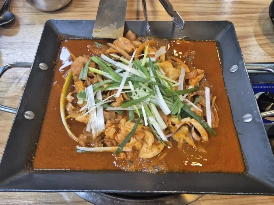 Warm hot-plate squid pork ssam bap