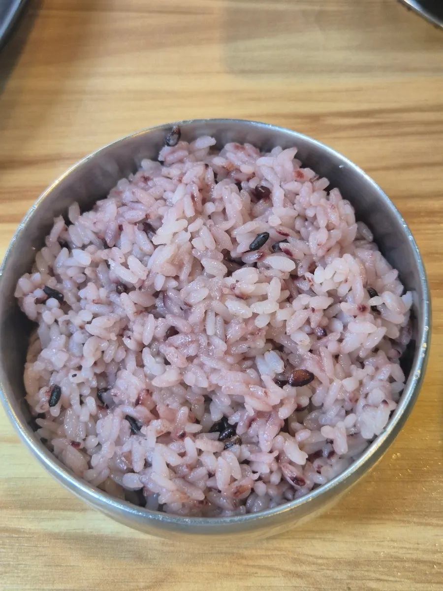 Miyeok-guk and accompanying side dishes