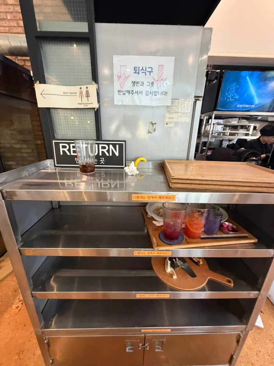 다 먹은 그릇을 반납하는 카운터 옆 반납대
