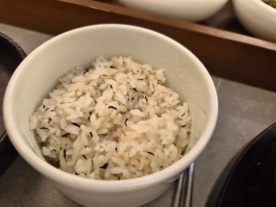 미역국 두 그릇과 반찬이 놓인 식사 마무리 상