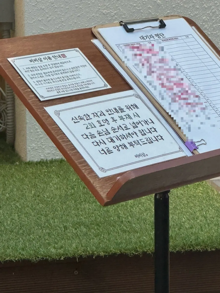 입구에 놓인 대표 메뉴 배너와 이벤트 안내
